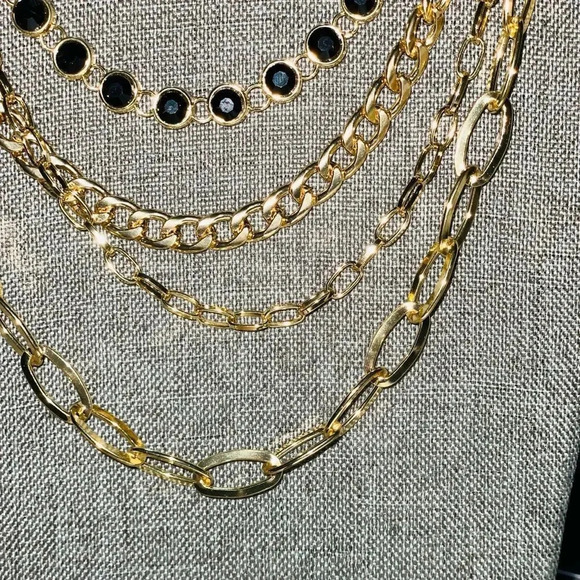 BEAUTIFUL GOLD TONE MULTI LAYERED STATEMENT NECKLACE 4 PEICE CHAIN SET. - Picture 3 of 6